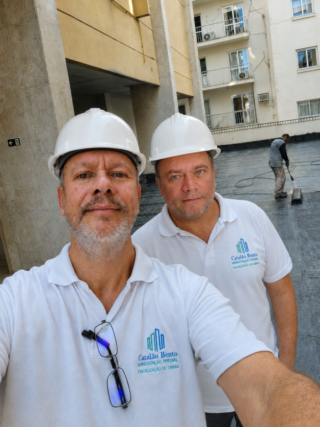 Equipe Catalão Bento em obra de reforma predial em condomínio
