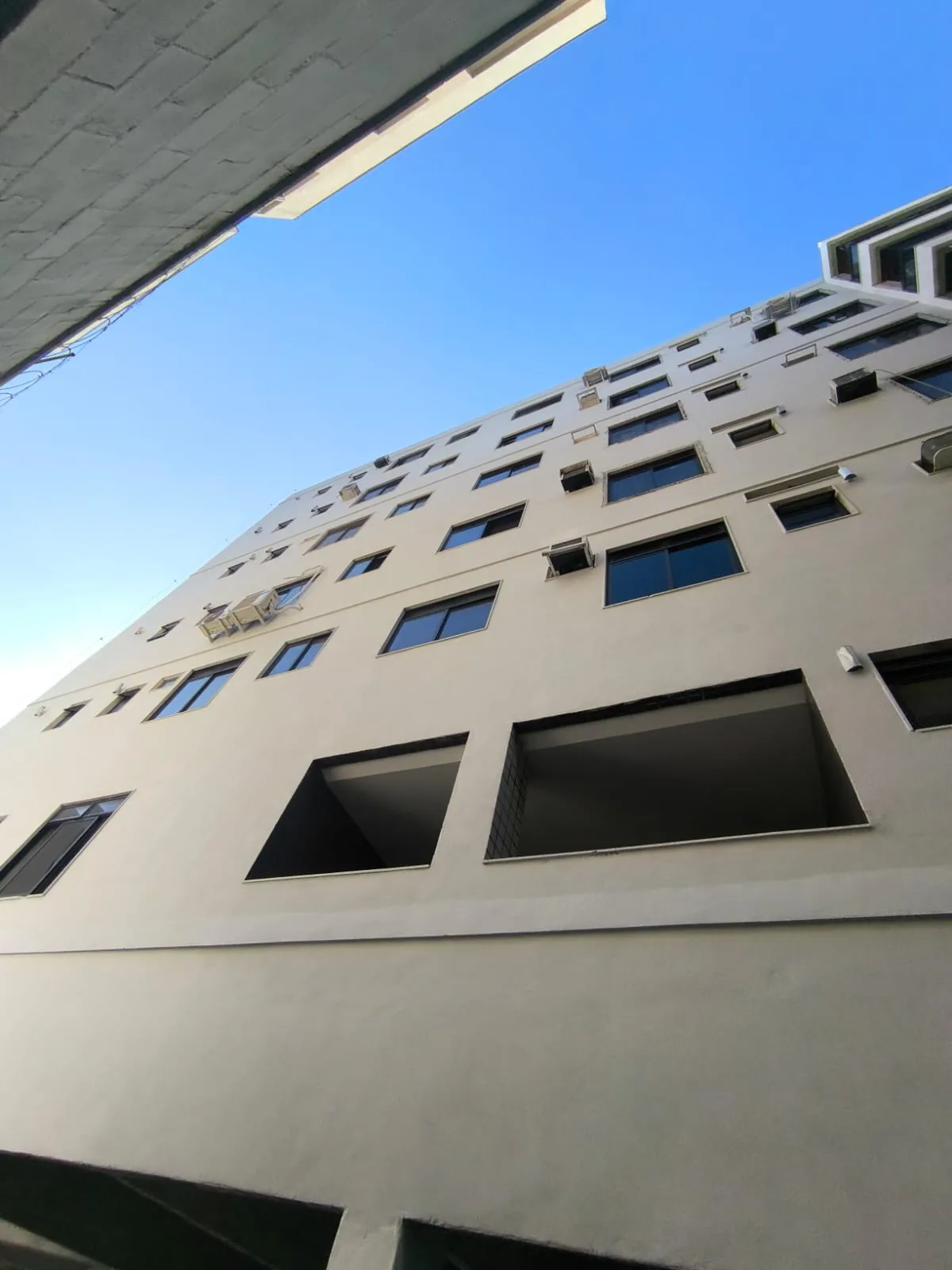 Edifício com fachada concluída em condomínio do Rio de Janeiro