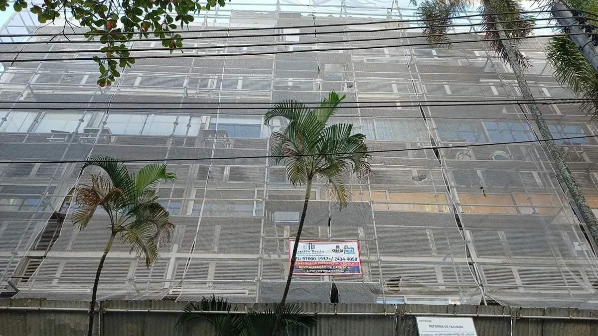 Edifício em obra de fachada com placa Catalão Bento