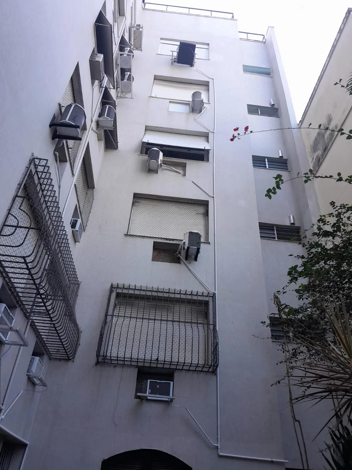 Pátio interno de condomínio com fachada recuperada