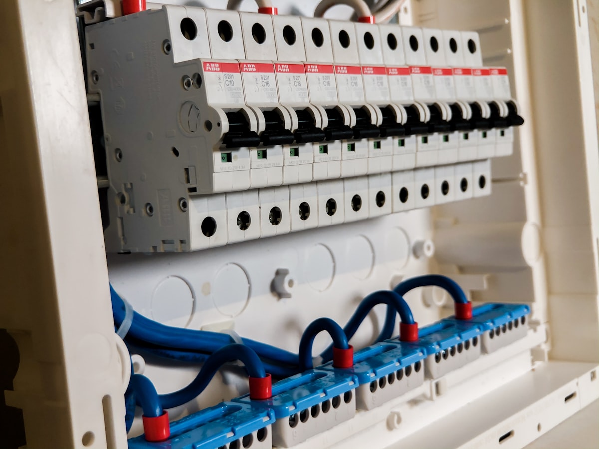 Quadro elétrico com disjuntores em condomínio - Elétrica predial